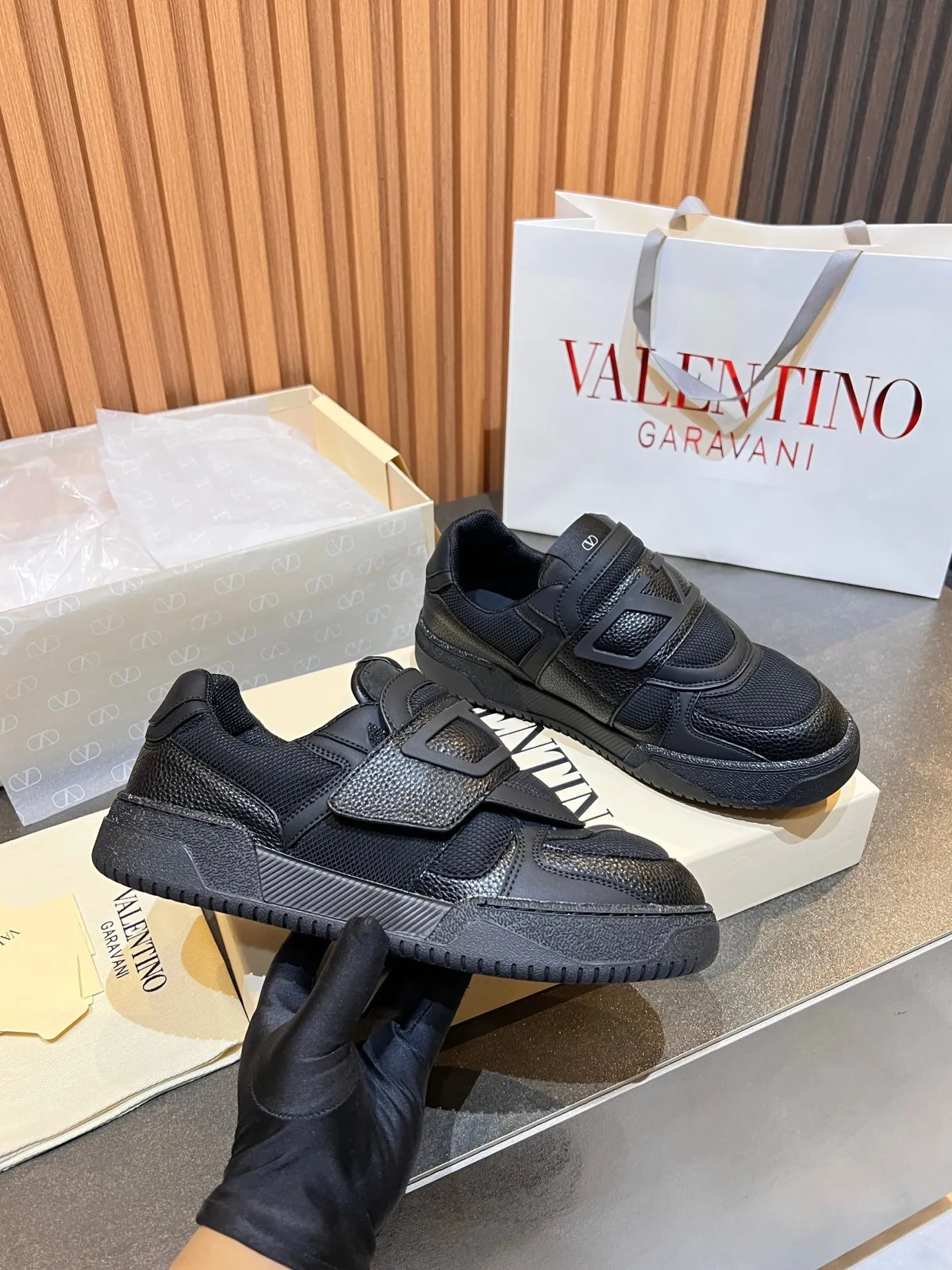 Men's men's shoes 💰760 VLTN Valentin 𝑶𝒏𝒆𝑺𝒕𝒖𝒅 Couple's sneaker series Valentino 2025 new couple's sneakers are on sale. The original ZP purchased and disassembled. Repeated pattern making and modification. The strength must be restored one to one! Top luxury masterpiece Velcro design Soft and comfortable imported calfskin 🧧brings excellent and elegant texture and excellent on-foot comfort Top purchasing version upper: imported calfskin surface/original oil edge craftsmanship Inner: water-dyed cowhide lining Outsole: original development 𝐓𝐏𝐔 two-color combination outsole Packaging: original configuration complete package Code number: 35-46 (45 46 customized)